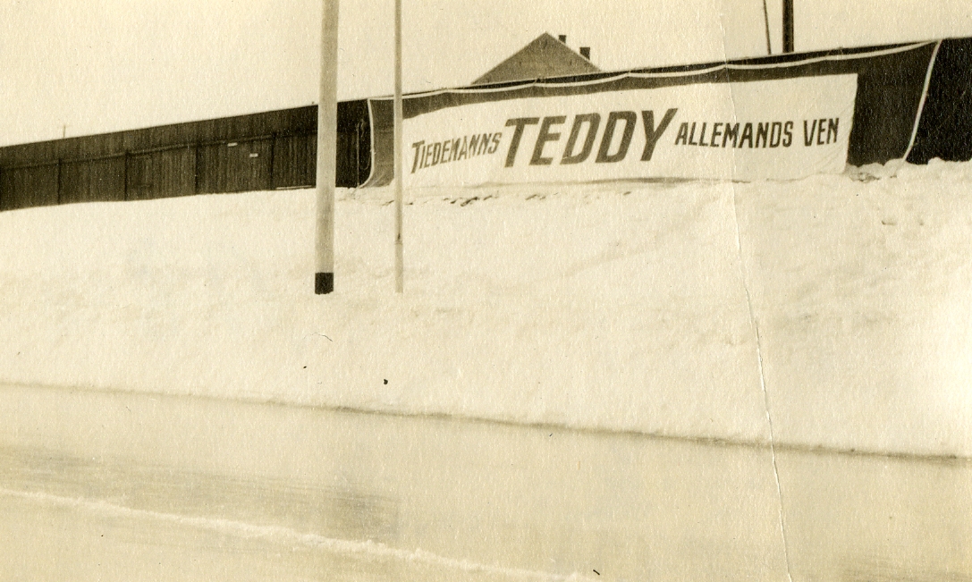 Reklame for Tiedemanns Teddy sigaretter ved idrettsplass.