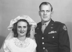 Brudebilde av John Hostvedt og Janet M. Hansen. John er sønn