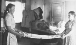 Kautokeino husmorslag, bildet tatt på 1950-tallet. Her brett