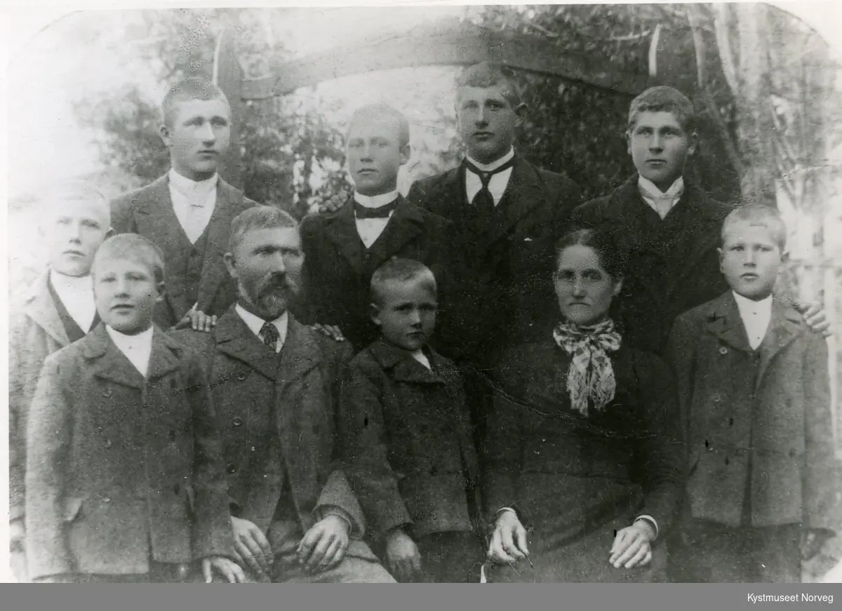 Foran fra venstre: Emil Dolmen, Hans Kasper Eilertsen Dolmen, Odin Dolmen, Helene Dolmen og Kristian Dolmen. Bak fra venstre: Jacob Dolmen, Ole Dolmen, Hans Dolmen, Eilert Dolmen og Johan Dolmen