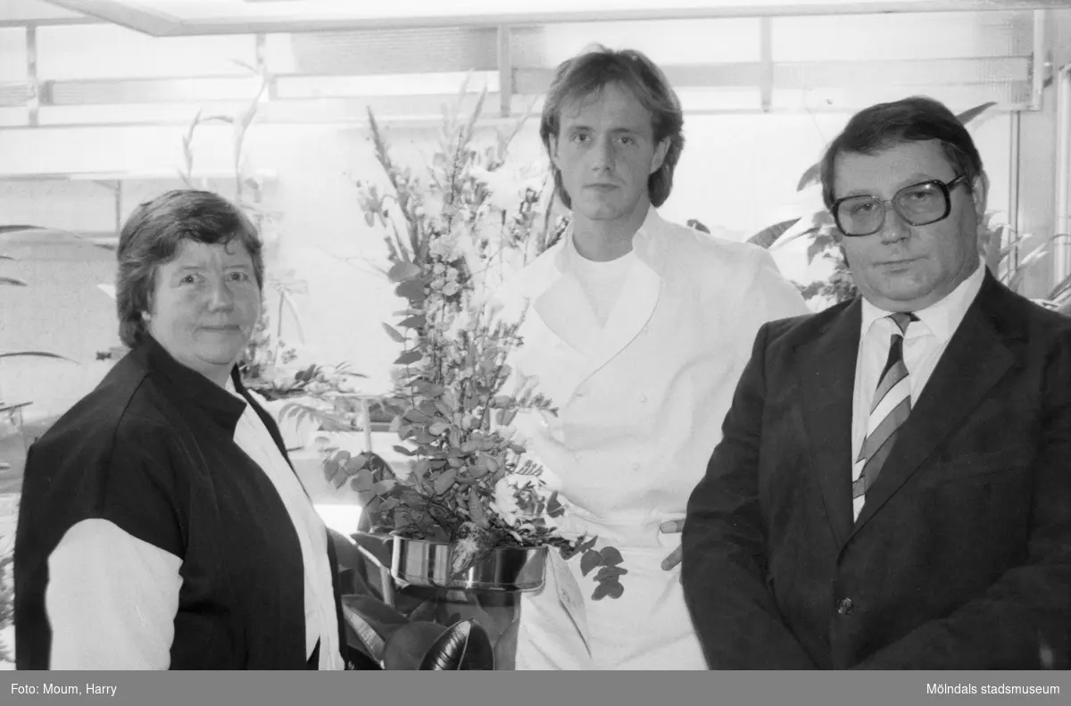 Restaurang Satellit i Lindome, år 1985. "Berit, Klaus och Roland Radtke har öppnat restaurang "Satellit" i Lindome."

För mer information om bilden se under tilläggsinformation.