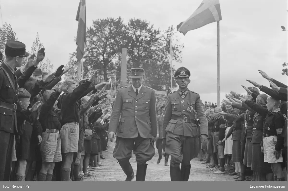 Fra Nasjonal Samlings riksmøte, på Stiklestad 1944. Barne- og ungdomshirden hilser Quisling og generalløytnant Ludwig Wolff befalshaver i Midt-Norge.