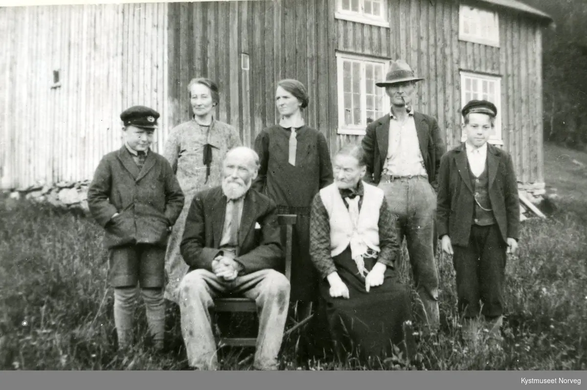 Anton Pedersen og Marie Halvorsdatter med barn og barnebarn