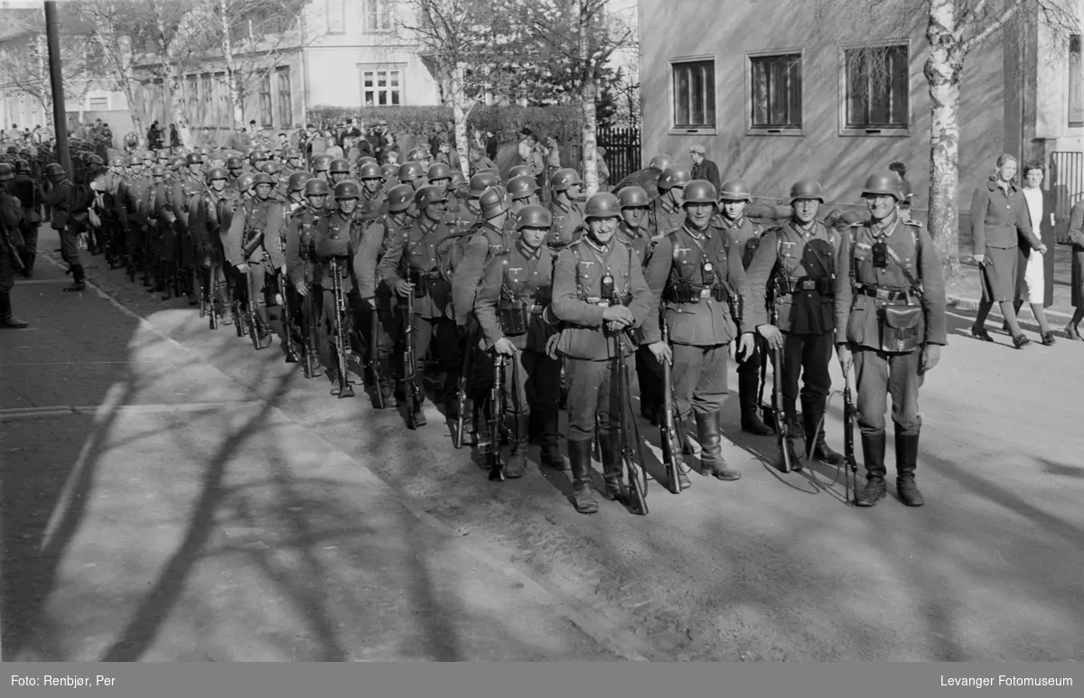 Tyske soldater marsjerer i gatene i 1940.
