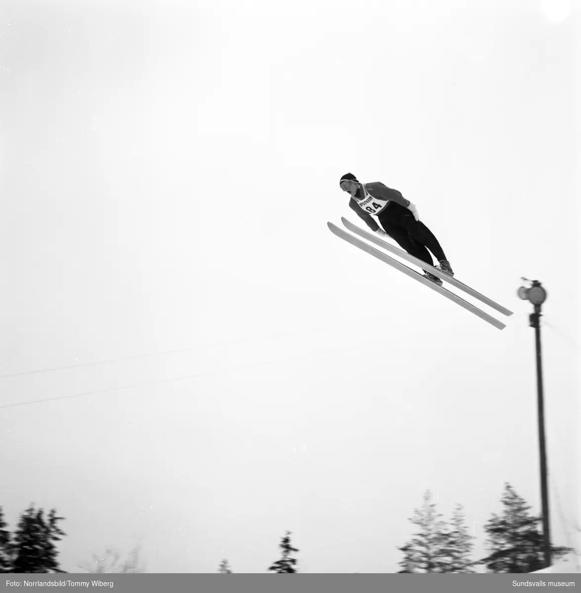 Bilder från backhoppningstävlingen i Midälvaspelen 1961.