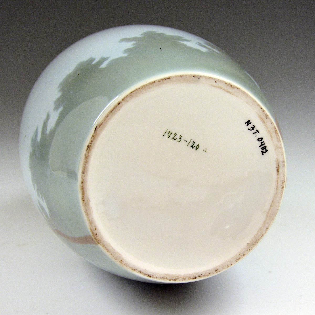 Vase av porselen. Underglasurdekor.
Modell 1723.
Dekornr. 120 Furu og røi tegnet av Halfdan Gran.
Ustemplet.
Gjort om til lampefot.