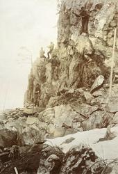 "Veianlæg". Oppstikking. Et arbeidslag med fem vegarbeidere 