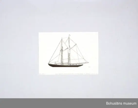 Montering/ram: Passepartout av tunn grå kartong; 55 x 66 cm, Amerikansk bankfiskeskonare, knockabout typ, utan klyvarbom, Ethel B Penny.
Övrig historik se UM72.26.001.