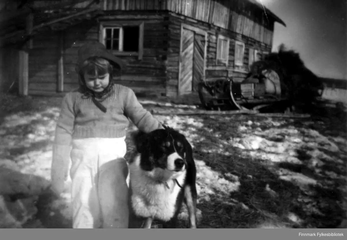 Edith Stenbakk med hunden Passopp fotografert på Stenbakk 1955.