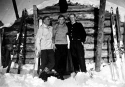 Fotografi fra en skitur i Rautujärvi i 1947. Utenfor en tømm