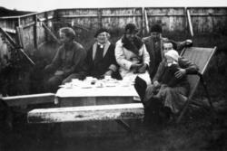 Utendørs kaffepause i leveggen, sommeren 1935. Aino Gunnaris