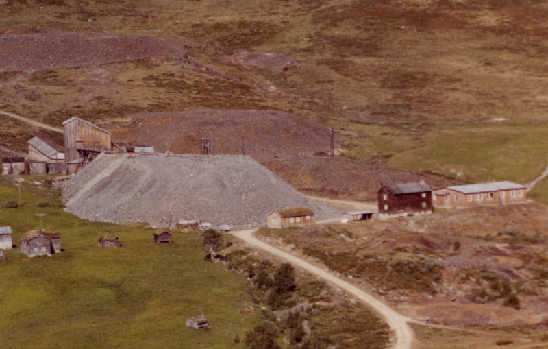 Bilde fra 1963 som viser utstrekningen på gråbergsvelta utenfor heismaskinhuset og taubanesentralen på Olavsgruva.
