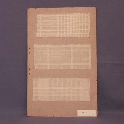 Provbok med gardintyger från 1908-1912.Proverna är troligen vävda både i bomull- och lin. Många prover är samma som i provboken GHKL 1502. Provboken har 16 sidor med 3-4 prover på de flesta sidor, totalt ca 52 prover.Varje sida är fotograferad.