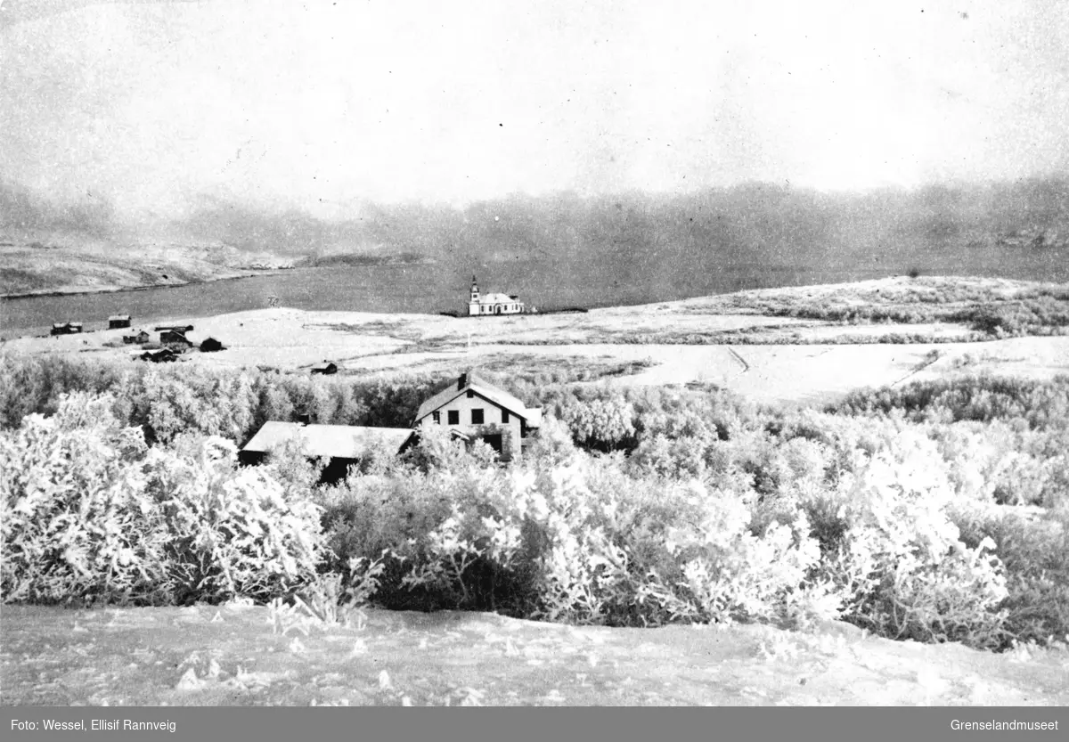 Utsikt over Bøkfjorden, vinteren 1902. Kirken på neset og distriktslegeboligen Solheim i forgrunnen.