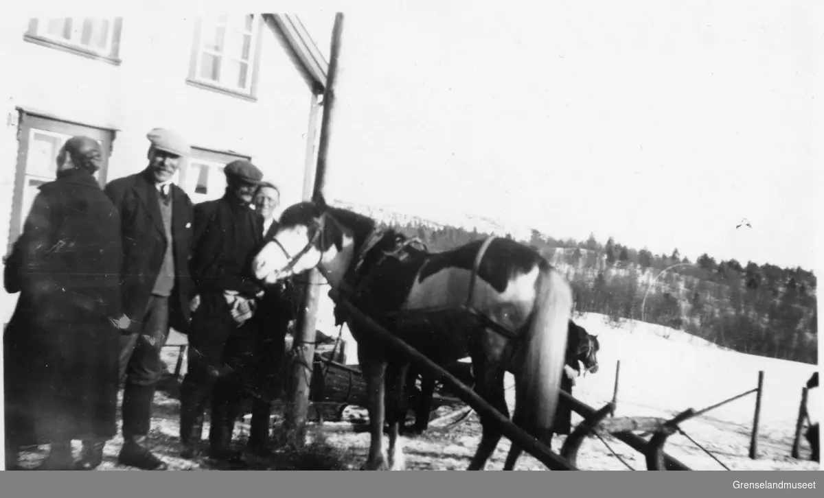 Kirkesøndag . Strand 1927.
Fra venstre: Ane Ingebrrigtsen, Johannes Eide, Edvard Hessenget, Anton Hessenget