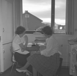 To damer har (røyke)pause på kjøkkenet til Televerkets bygg 