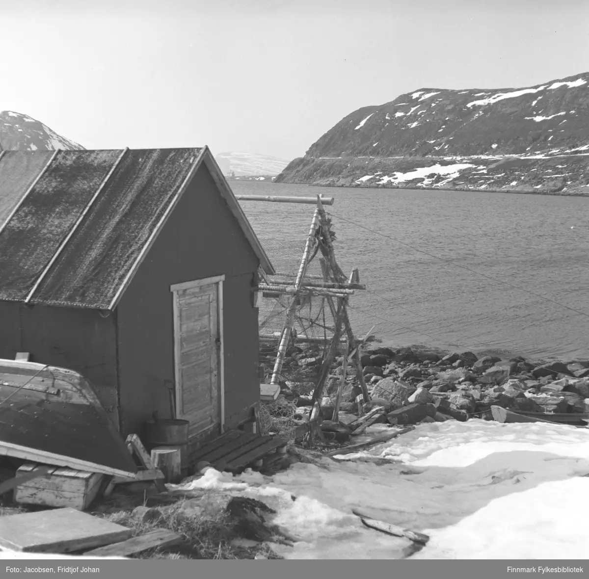 Sjøbua til Lande, fornavn ukjent, i Rypefjord. Rypefjell med Rypklubbveien ses på andre siden av fjorden.