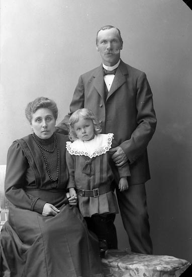 Enligt fotografens journal nr 2 1909-1915: "Andersson, Efr. Ucklum".