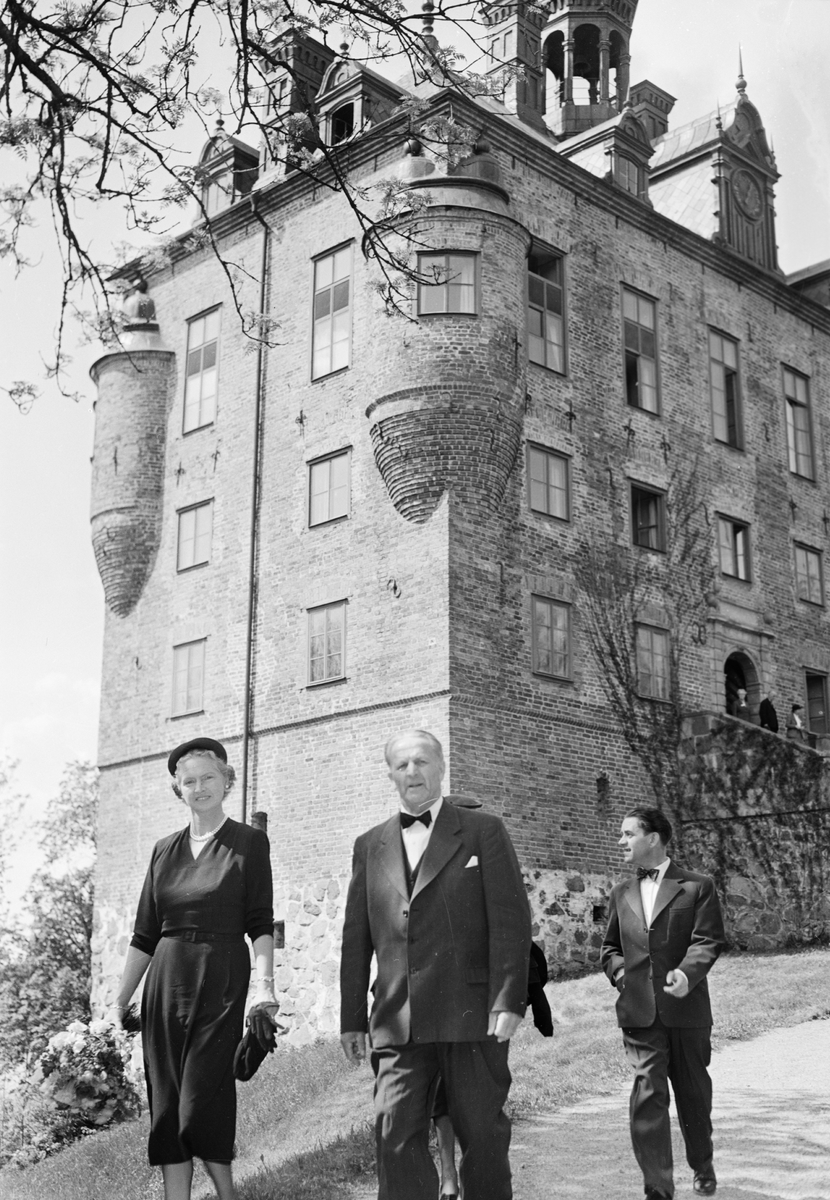 Hörselfrämjandet - prinsessan Sibylla och Uppsala läns landstings ordförande Arthur E Elmroth, Wiks slott, Balingsta socken, Uppland 1954