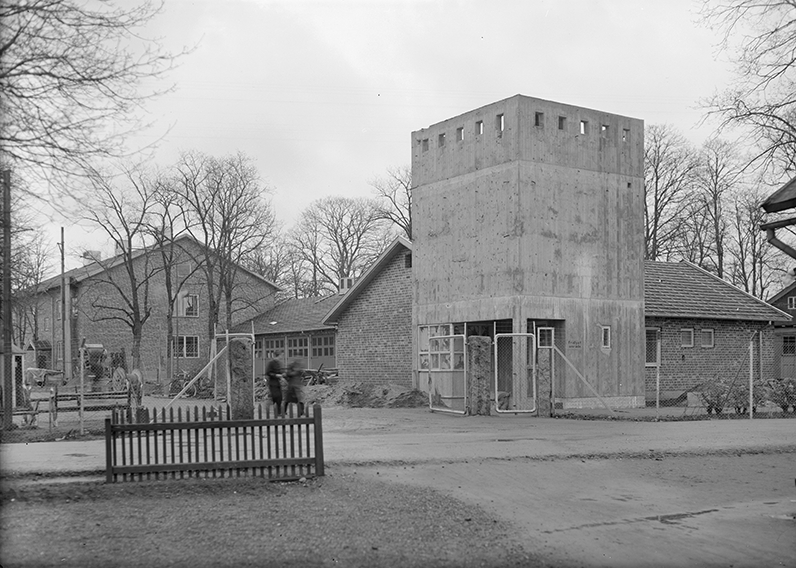 Nya vakthuset på F 3 Malmen byggs, 1944. Exteriör ur två vinklar.