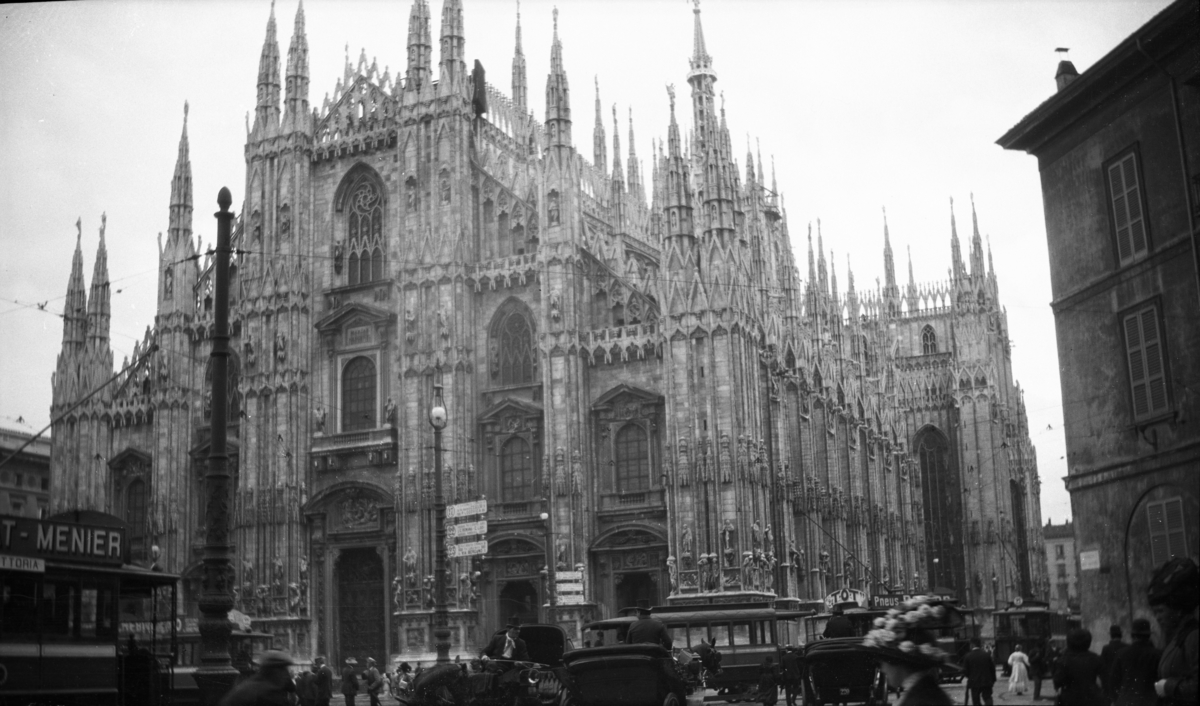 Feriebilde fra Italia

Domkirken i Milano, Italia. "Duomo di Milano"  Katedralen ble påbegynt i 1386 og innviet i 1418, men den ble ikke fullført før i 1965. Fasaden er i gotisk stil. Den har 3 159 skulpturer og statuer i fasaden. Disse forestiller helgener, dyr og monstre. Den største statuen befinner seg på toppen av det høyeste spiret, og er en 4 meter høy, gullbelagt statue av jomfru Maria, kalt "La Madonnina".

Fotoarkivet etter Gunnar Knudsen.