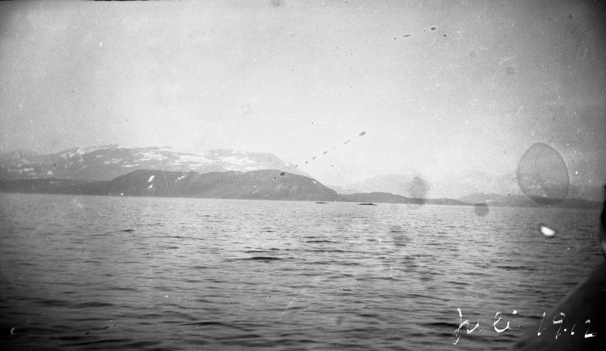 Fotoarkivet etter Gunnar Knudsen. Feriebilde. Naturbilde av fjell og vann. Bildet er tatt i juli, 1912