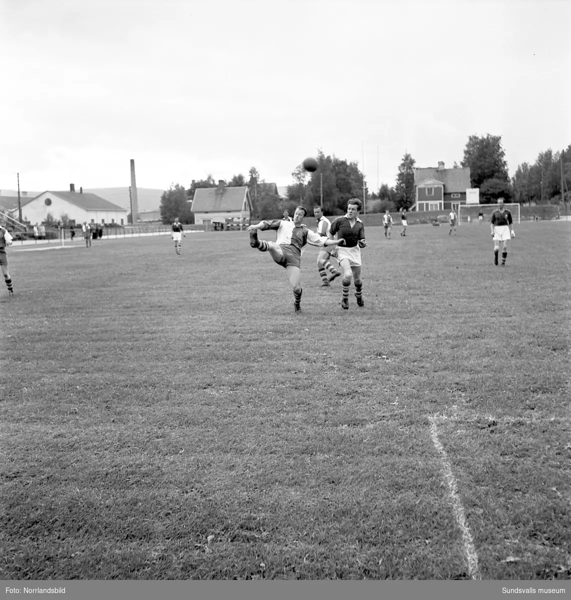 Fotbollsmatch i Idrottsparken mellan brandkåren Sundsvall och brandkåren Gävle.