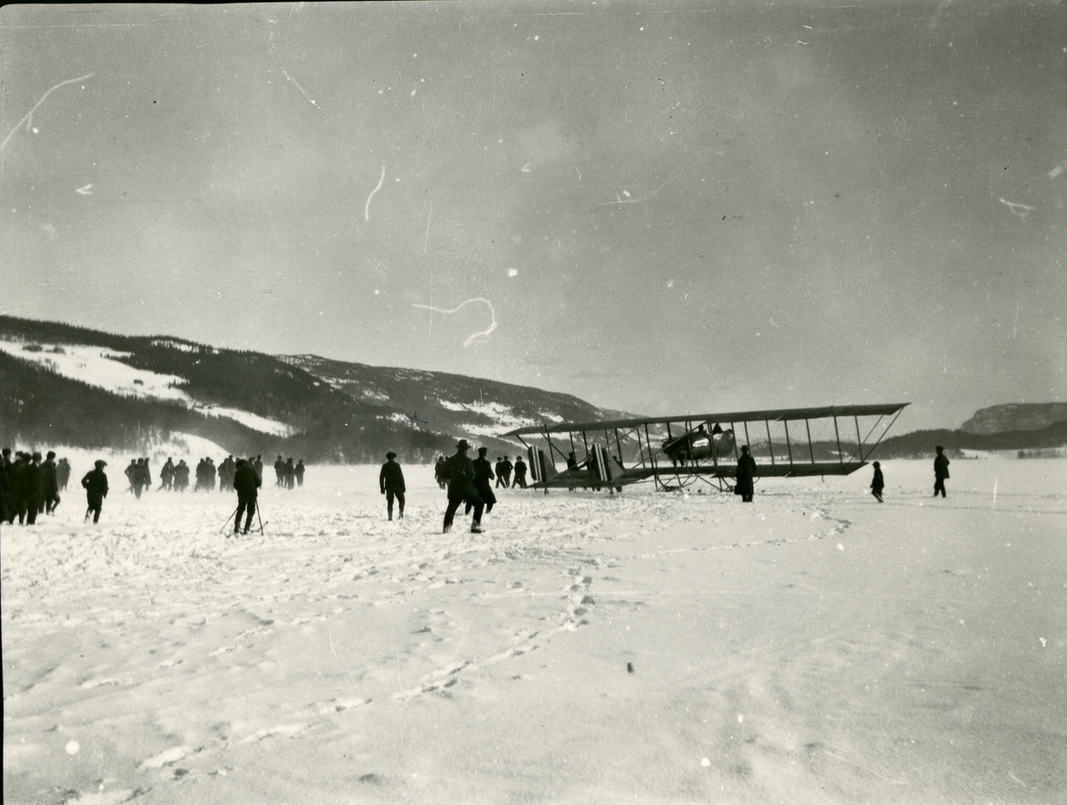 Mennesker og fly på islagte Strandefjorden. Flyskole