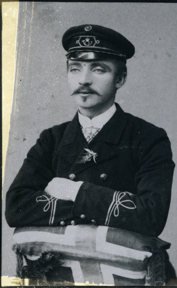 Olav Semeleng i postuniform