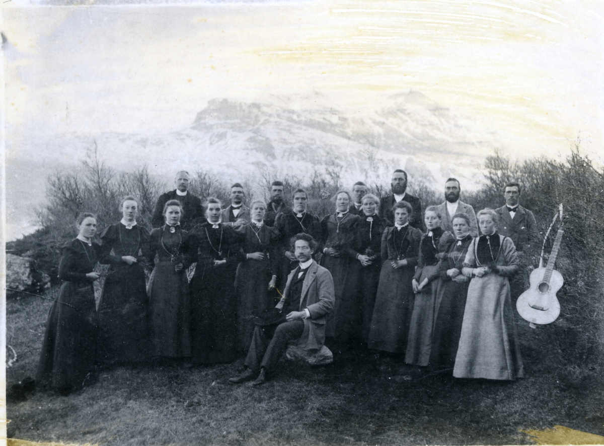 Gruppebilde av medlemmer av Vennis sangforening. Dirigent (foran) er Torgeir Høverstad. Utvandret til Amerika. Presteutdannet i Minneapolis. 1899-1900