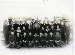 Gruppeilde av elever ved framhaldsskolen i Bagn. Trolig 1896