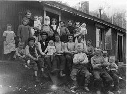 Furuhaugen gruve, gruppebilde av gruvearbeidere med familie 