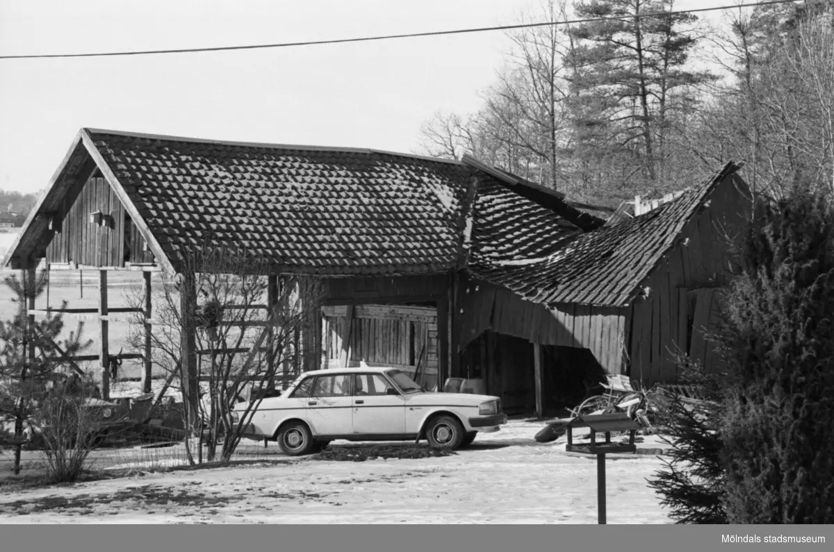 "Gunnes" i Hällesåkers by, 1987-09-13. Ladugården är riven men manhuset finns kvar.