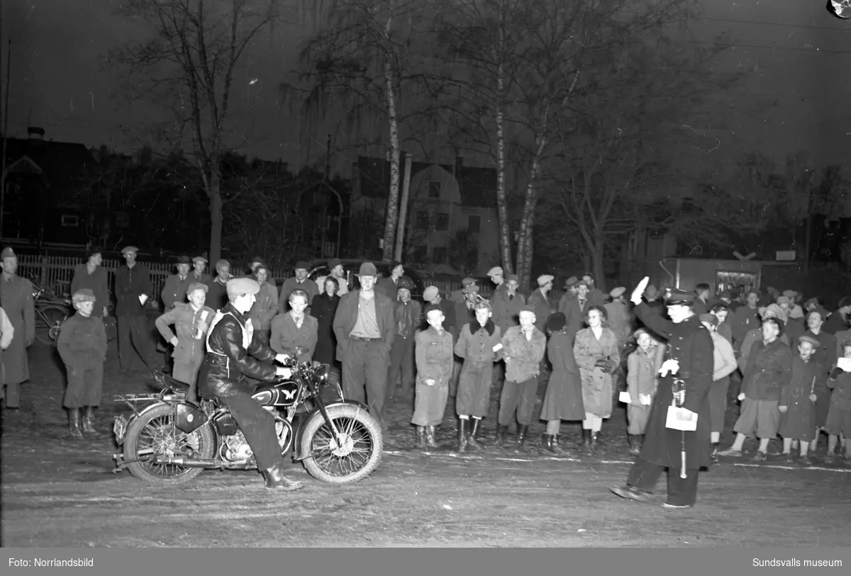 Reportagebilder från Teknikens värld:s turnerande motorshow Motorrodeo 1949. Racerbana iordningställd vid Åkersvik, Västra station, Kronohäktet.