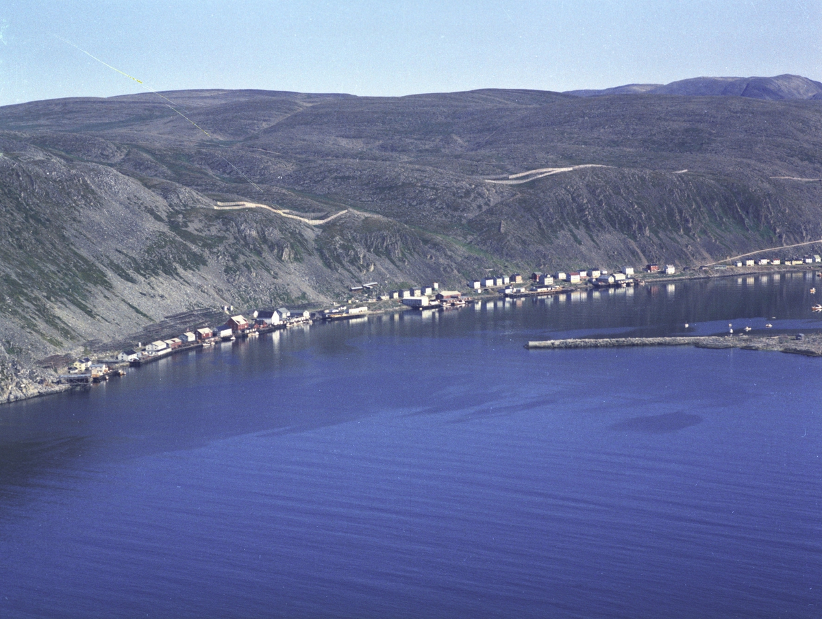 Flyfoto fra Kjøllefjord. Negativ nr. 122751.