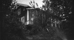 Fotoarkivet etter Gunnar Knudsen. Et hus fotografert