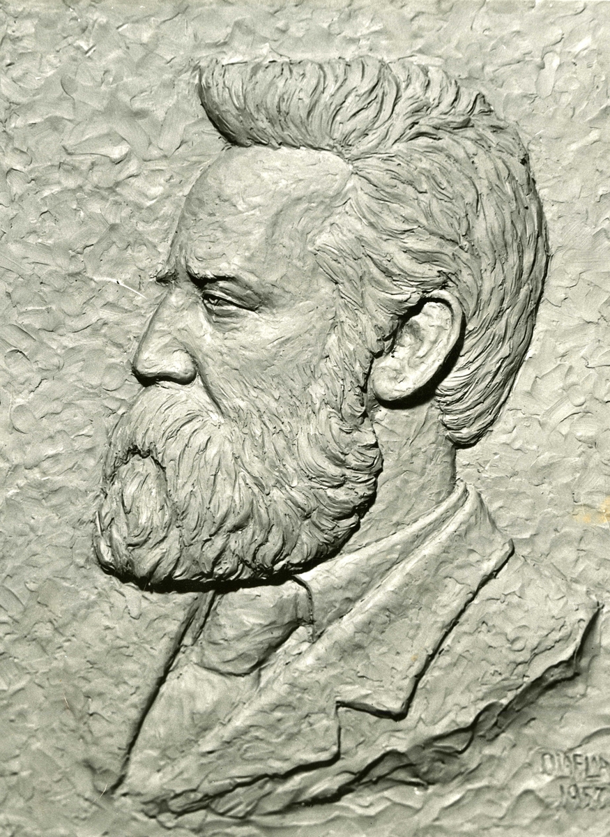 Theodor Kittelsen. Foto av platten som henger på veggen på Kittelsenhuset laget av Olaf Lia.