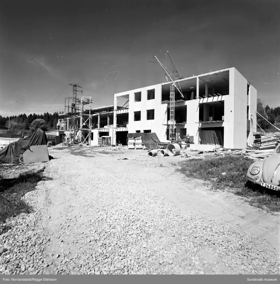 Nybyggnation i Granlo. Herolfs bygger två flerfamiljshus vid Höderbacken. Lyftning och montering av betongplattor med hjälp av gigantiska domkrafter.