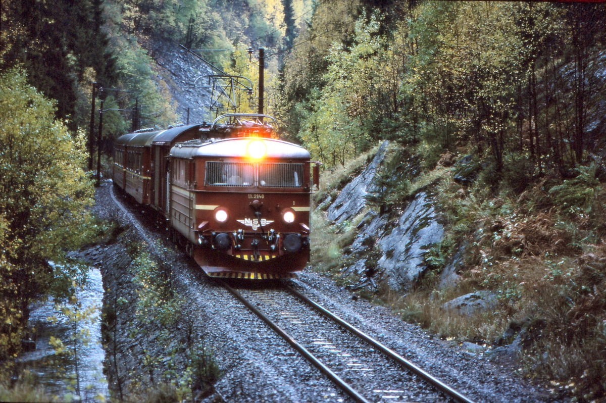 Persontog 207 Oslo - Gjøvik ved innkjørhovedsignalet til Movatn stasjon. NSB elektrisk lokomotiv El 11 2148.