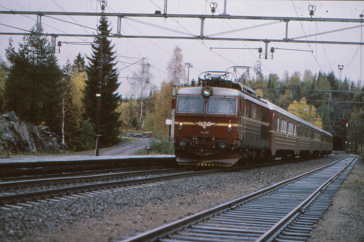 Nsb Ekspresstog 62 Bergen Oslo Passerer Movatn Stasjon Elektrisk Lokomotiv El 14 2190 Og 