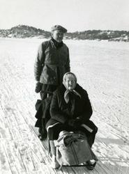Knut og Anna Larsen sparker over isen med posten. Skåtøysund