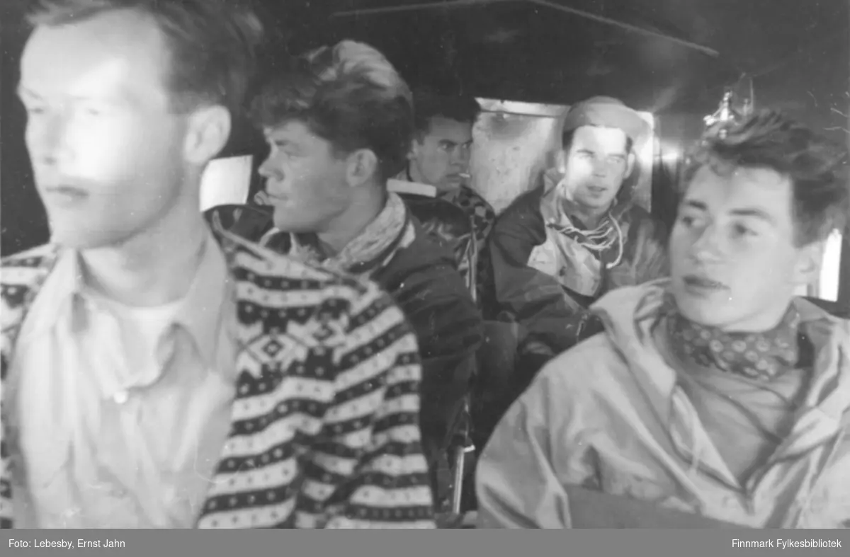 Fotografi fra Vadsø. Bildet er tatt ombord i et Norseman sjøfly underveis til en fisketur ved Peskvannet. Fra venstre sitter: Per Bjørgan, Edvard Irgens, Ole Gustav Øverdahl, Ola Røste og Karl Jacob Carstens.