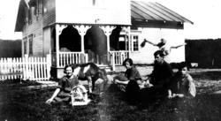 Gården Strømsnes i Jarfjord, bildet tatt fra foran innganspa