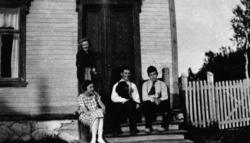 Lensmannsgården Kveldro i Jarfjord, bildet tatt på trappen a