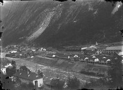 Brakkebyen nord og vest for Rjukan stasjon. Pakkhus på stasj
