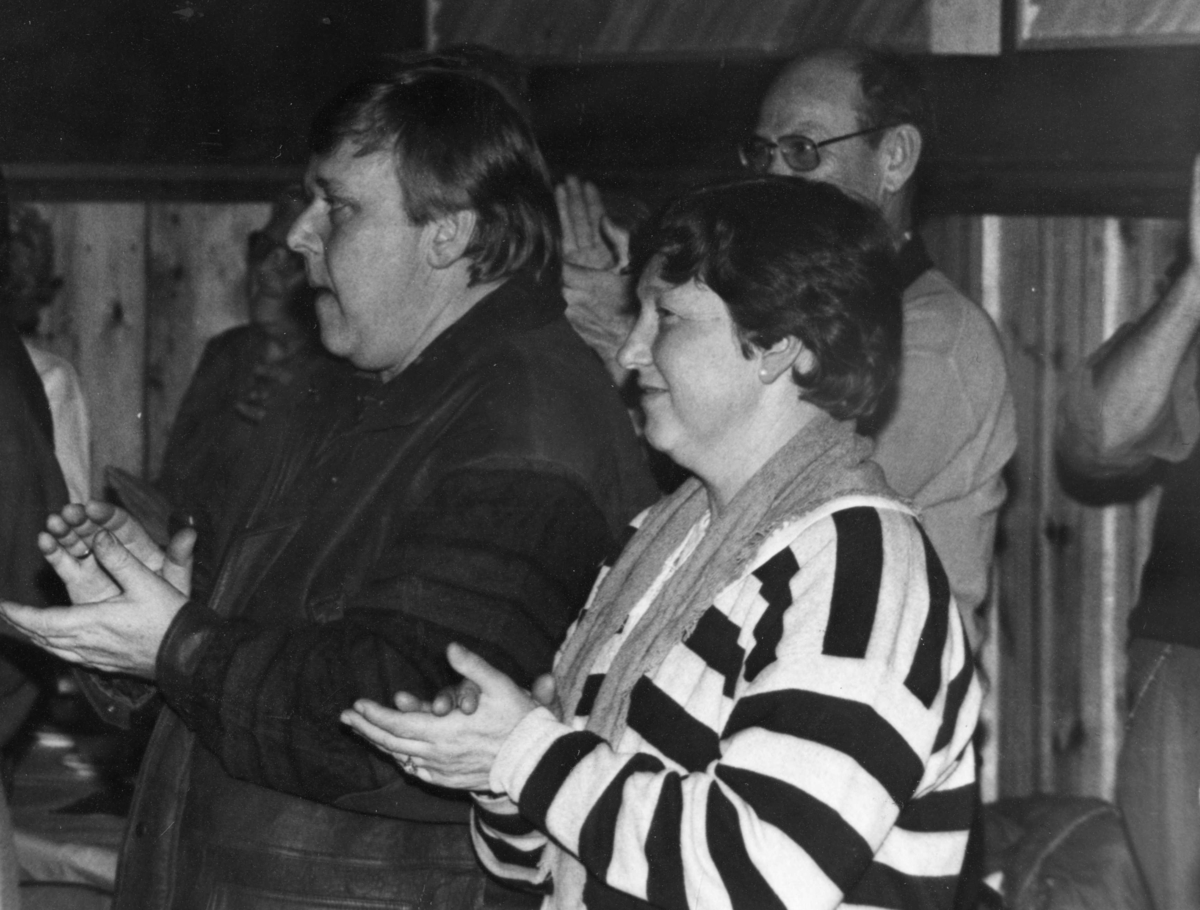 Klubbhuset på Gåsmyr var fullsatt, og alle reiste seg og klappet for kulturprisvinner Johnny Thorsen under prisutdelingen. 1995.