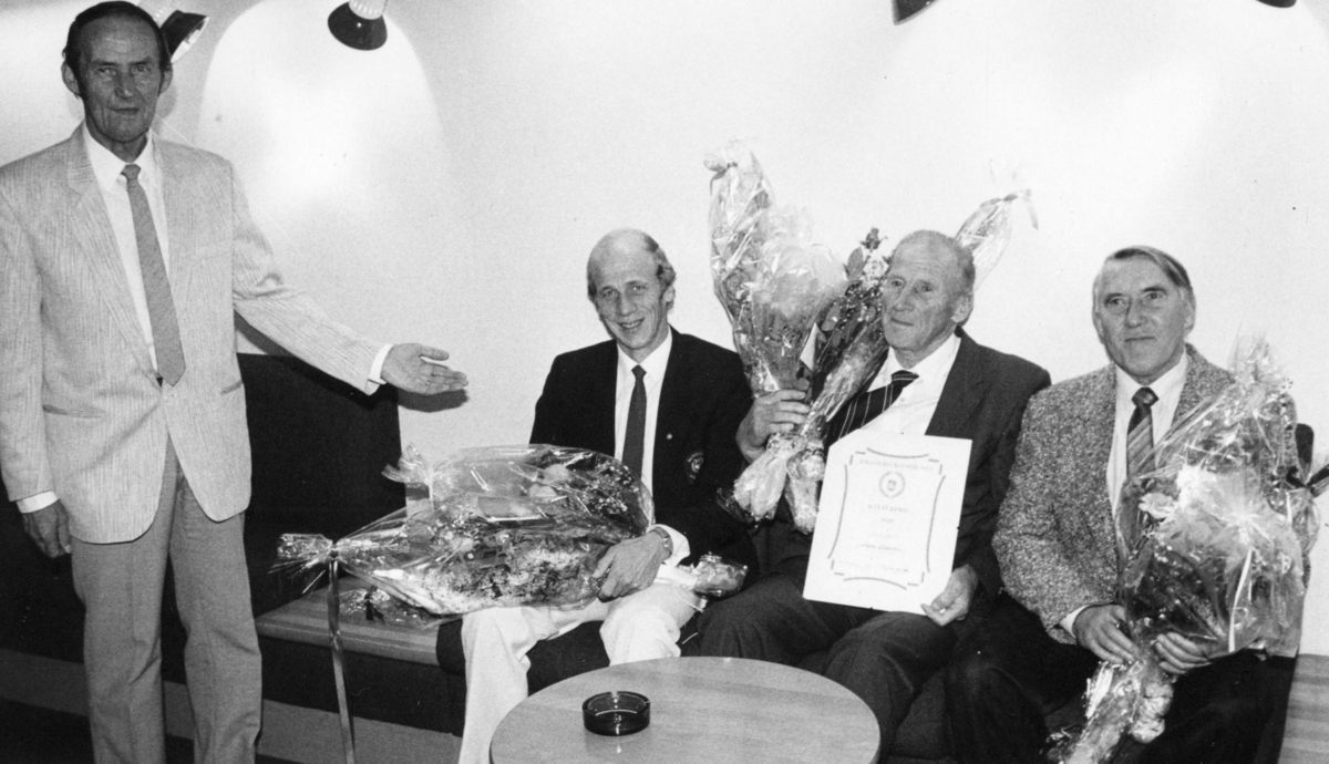 Tre kulturprisvinnere. Nils Halvor Nilsen, 1993, Aksel Ellefsen 1987. og Håkon Finstad, 1989. Ordfører Magne Kalseth med blomsterhilsen.