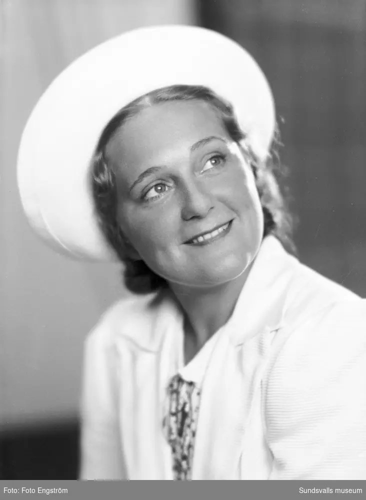 Porträttserie på Hjördis Schymberg (1909-2008), operasångerska. Hon växte upp i Gustavsberg på Alnön.  Hon debuterade som operasångerska 1934 och var fram till sin pensionering 1959 Kungliga Operans ledande lyriska sopran och koloratursopran. Därefter fortsatte Schymberg med olika gästspel fram till 1968.
