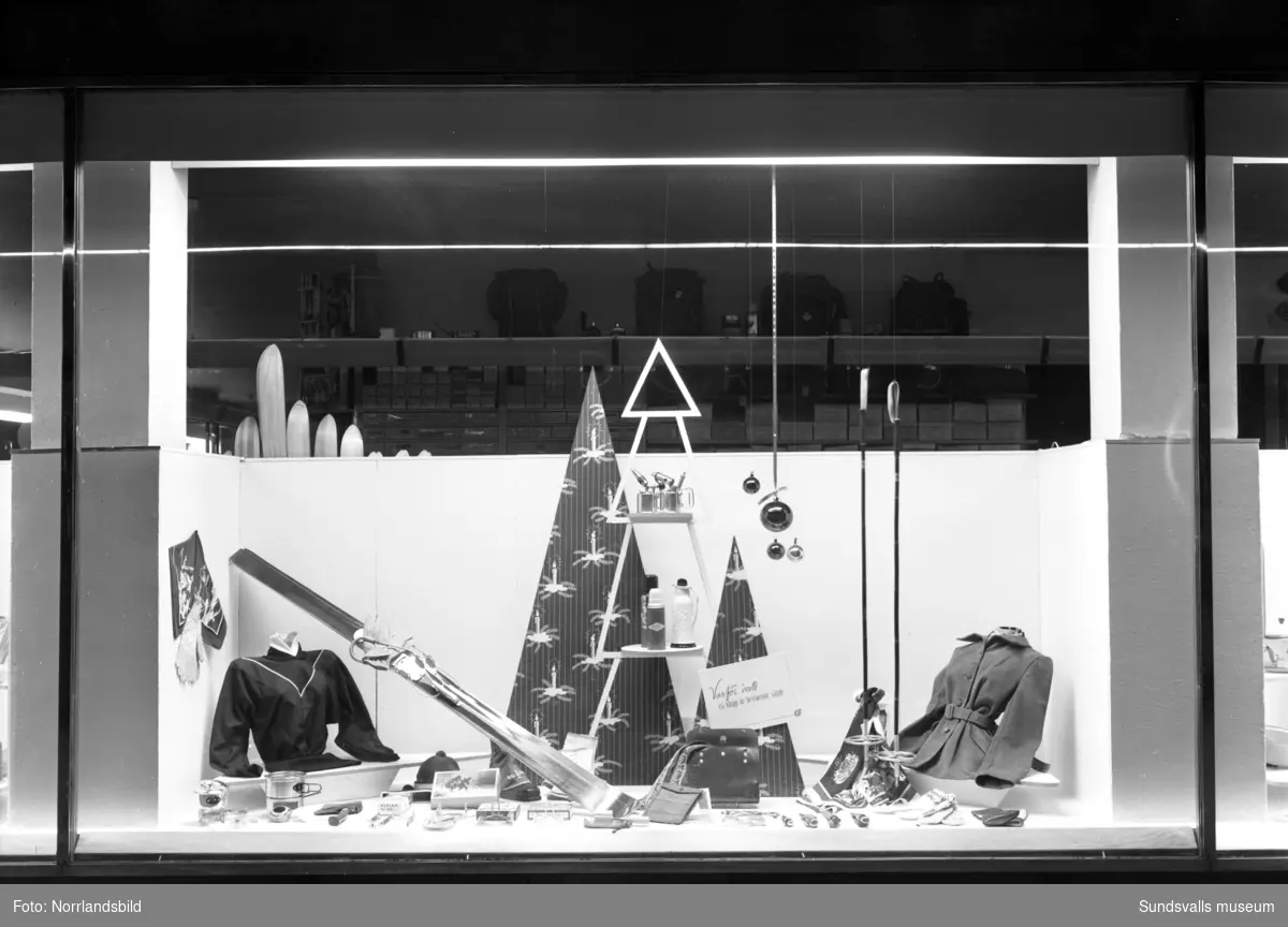 Skyltfönster hos Lindgrens järnhandel. Julskyltning med husgeråd, sportartiklar, leksaker.
