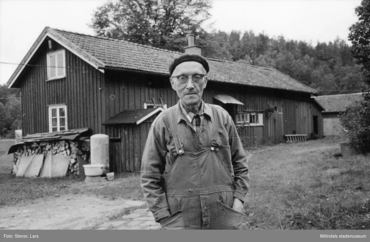 Snickaren "Elis på Holmen". Stor tillverkare av Göteborgsstolen. Gjorde ett dussin åt gången. 92 år gammal bodde han på S:t Jörgen i Göteborg.